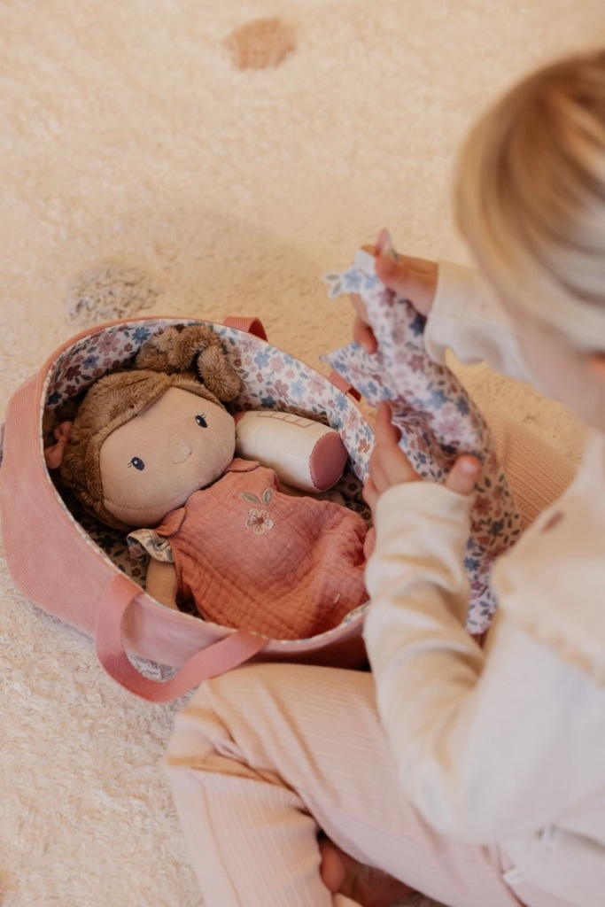 Babypop in mandje