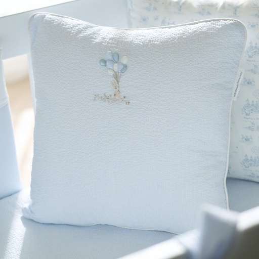 Kussen geborduurd – Lijnen Light blue 