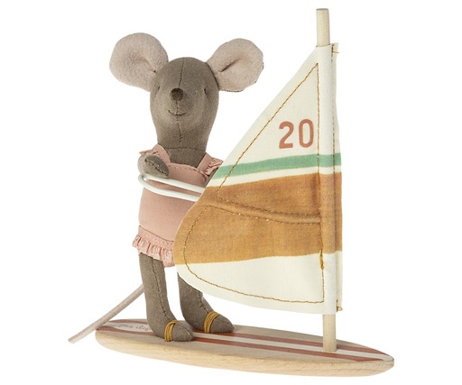 Souris de plage petite sœur surfeuse  